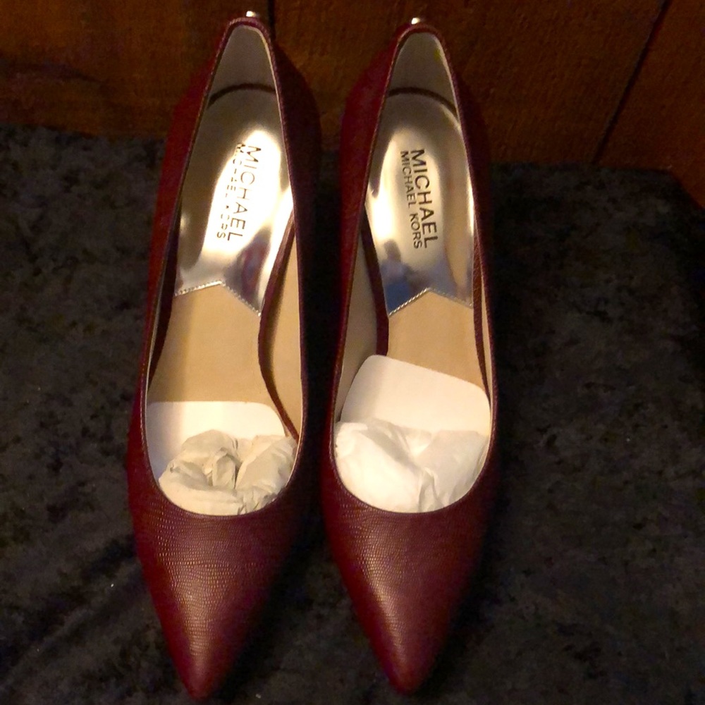 NIB Michael Kors  8.5M embossed leather pumps burgundy